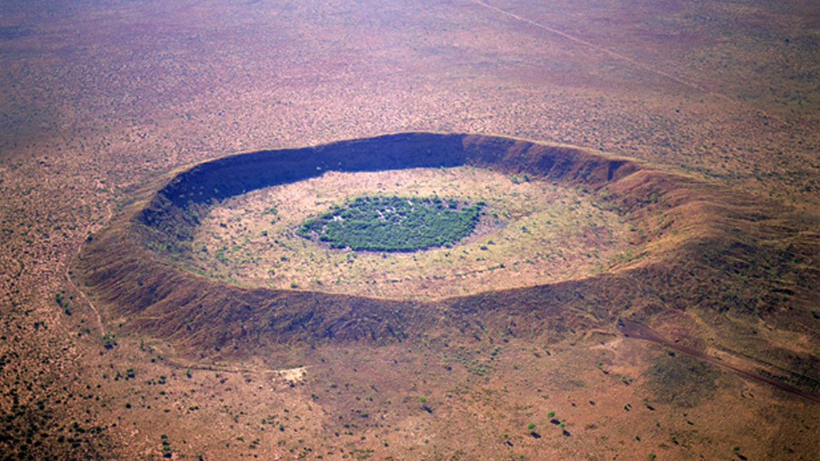 Самый большой кратер на планете. Кратер Вредефорт. Кратер Вредефорт в Южно-африканской Республике. Юкатан кратер. Метеоритный кратер Вредефорт.