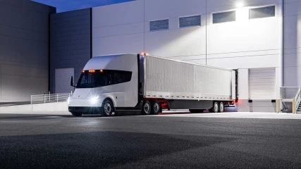 Η Tesla παρέδωσε το πρώτο Semi φορτηγό της με καθυστέρηση τριών ετών (ΒΙΝΤΕΟ)