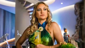 Glass Onion: Knives Out 2 - H Kate Hudson παραδέχτηκε ότι έκλεψε κάτι από το πλατό (ΒΙΝΤΕΟ)