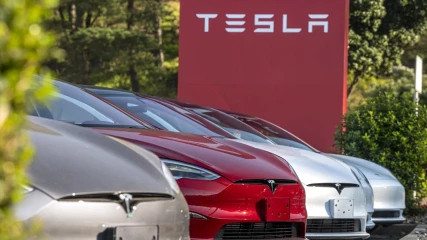 Μήνυση στην Tesla επειδή υπερβάλλει για την αυτονομία των οχημάτων της