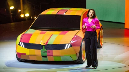 BMW: Δείτε το νέο της αυτοκίνητο που αλλάζει χρώμα επί τόπου! (ΒΙΝΤΕΟ)