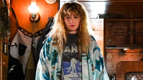 Η Natasha Lyonne του Russian Doll παίζει στην ιδιαίτερη σειρά του Rian Johnson (ΒΙΝΤΕΟ)