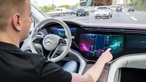 Mercedes-Benz: Ο οδηγός της S-Class 2024 θα μπορεί να παίζει Tetris όσο οδηγεί μόνη της ΑΙ