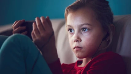 Έρευνα: Τα παιδιά εκτίθενται σε σκληρή πορνογραφία από εννιά χρονών