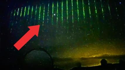 Πράσινες δέσμες laser φώτισαν τον ουρανό της Χαβάης - Δείτε το viral βίντεο