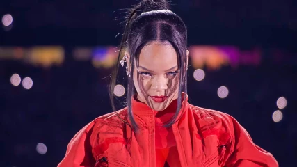 Rihanna: Το σόου της στο Super Bowl προκάλεσε πανικό και αποθεώθηκε στα social media (ΒΙΝΤΕΟ)