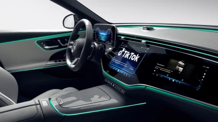 Η νέα Mercedes-Benz E-Class έχει ενσωματωμένη selfie κάμερα και TikTok (EIKONA)