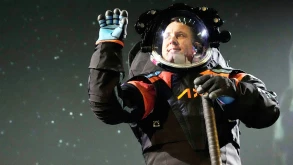 Αυτές είναι οι νέες διαστημικές στολές της NASA για την αποστολή στο φεγγάρι (ΕΙΚΟΝΕΣ & ΒΙΝΤΕΟ)