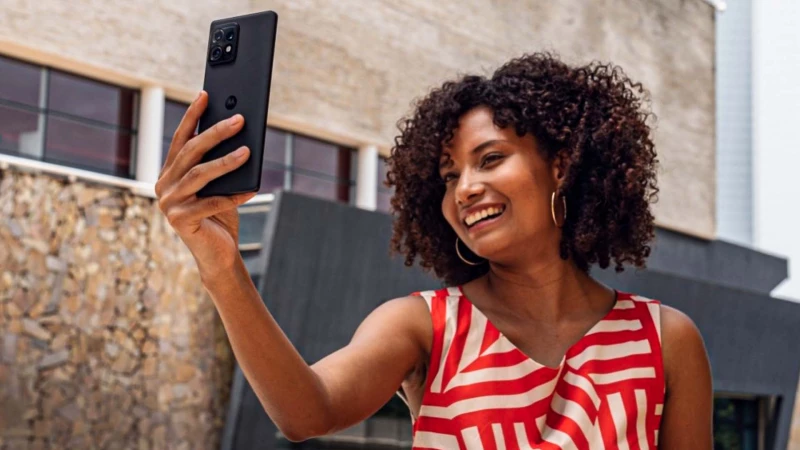 Το νέο flagship τηλέφωνο της Motorola έχει 60MP selfie, 125W φόρτιση και δεν κοστίζει όσο νομίζετε