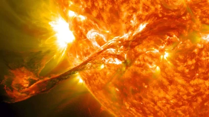 Επιστήμονες προσομοίωσαν ηλιακές εκλάμψεις στο εργαστήριο