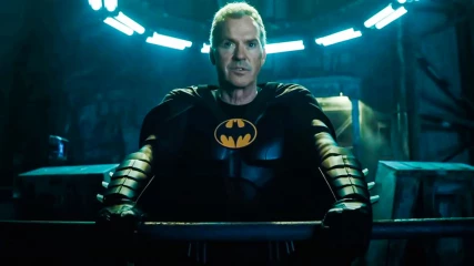 The Flash: Η νέα εικόνα δείχνει καλύτερα τη στολή του Michael Keaton ως Batman
