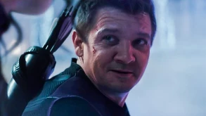 O Jeremy Renner “σπάει“ τη σιωπή του για το μέλλον του στη Marvel, έξι μήνες μετά το ατύχημα