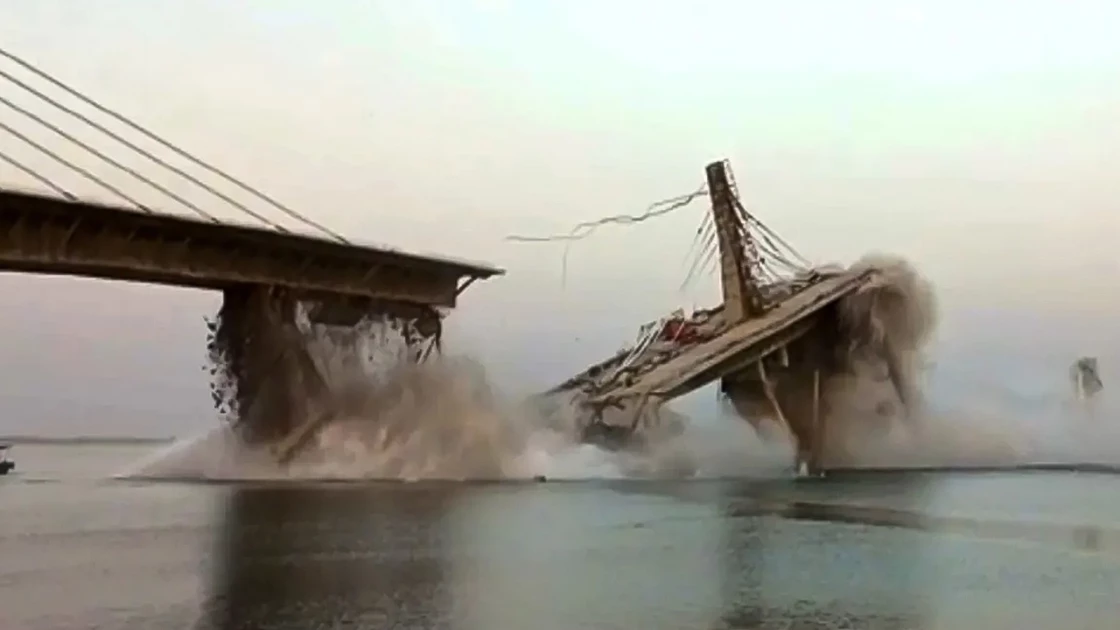 Ινδία: Κατέρρευσε υπό κατασκευή γέφυρα και το βίντεο έγινε viral