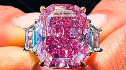 Ένα σπάνιο ροζ διαμάντι πουλήθηκε σε δημοπρασία για ένα εξωφρενικό ποσό (ΒΙΝΤΕΟ)