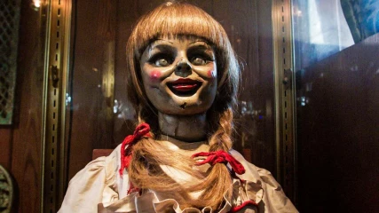 Η φρικιαστική κούκλα της Annabelle έρχεται για να “στοιχειώσει” το σαλόνι σας (ΦΩΤΟ)