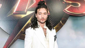 Η πρεμιέρα του The Flash στο Los Angeles είχε Ezra Miller, Ben Affleck και Jennifer Lopez (ΒΙΝΤΕΟ)