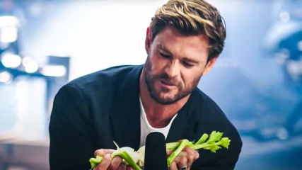 Ο Chris Hemsworth κάνει ASMR και σας δείχνει πως γίνονται τα ηχητικά εφέ (ΒΙΝΤΕΟ)