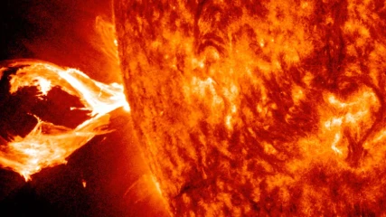 Η NASA κατέγραψε δυνατή ηλιακή έκλαμψη που χτύπησε και τη Γη
