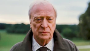 Michael Caine: Ο θρυλικός ηθοποιός στα 90 του αποφάσισε να αποσυρθεί “κατά κάποιον τρόπο“