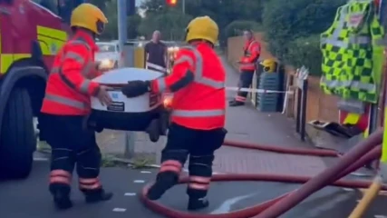 Πυροσβέστες βοηθούν ρομποτικούς ντιλιβεράδες (ΒΙΝΤΕΟ)