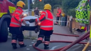 Πυροσβέστες βοηθούν ρομποτικούς ντιλιβεράδες (ΒΙΝΤΕΟ)