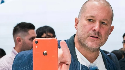 O Jony Ive, πρώην σχεδιαστής της Apple, θέλει να κάνει το “iPhone της ΑΙ“