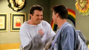Matthew Perry: Ατάκες του Τσάντλερ που άφησαν εποχή στα “Φιλαράκια“