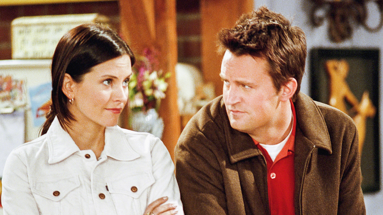 O Matthew Perry πάτησε πόδι στα “Φιλαράκια“ για να σώσει το ειδύλλιο Τσάντλερ-Μόνικα