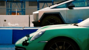 To Cybertruck νικάει Porsche 911 σε κόντρα, ρυμουλκώντας ταυτόχρονα μια Porsche 911! (ΒΙΝΤΕΟ)