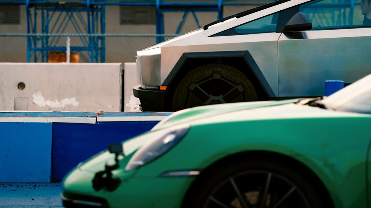 To Cybertruck νικάει Porsche 911 σε κόντρα, ρυμουλκώντας ταυτόχρονα μια Porsche 911! (ΒΙΝΤΕΟ)