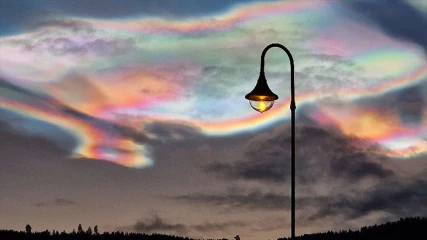 Εξαιρετικά σπάνια σύννεφα “ουράνιου τόξου“ εμφανίστηκαν στον αρκτικό ουρανό (ΦΩΤΟ)