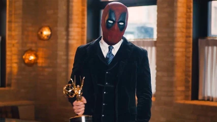 O Ryan Reynolds παρέλαβε το Emmy βραβείο του ντυμένος Deadpool (ΒΙΝΤΕΟ)