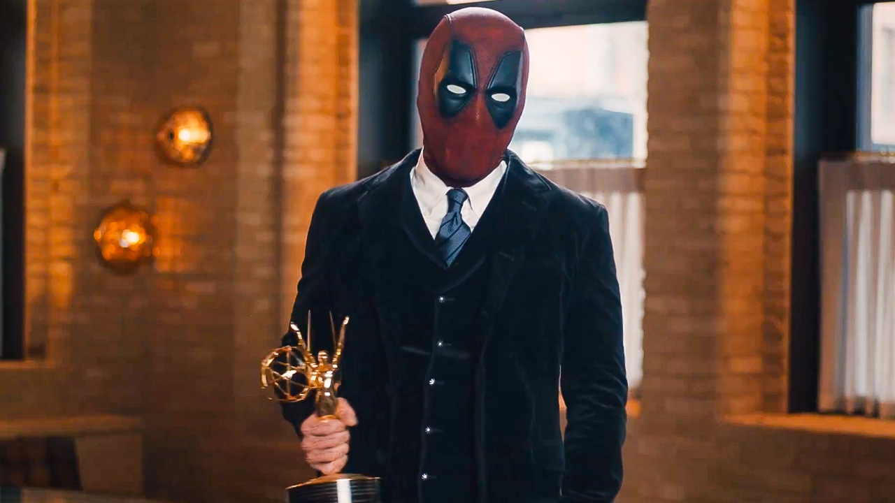 O Ryan Reynolds παρέλαβε το Emmy βραβείο του ντυμένος Deadpool (ΒΙΝΤΕΟ)
