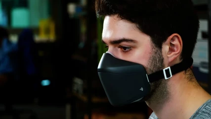 Αυτή η μάσκα δε σας προστατεύει από ιούς αλλά από αδιάκριτα αυτιά