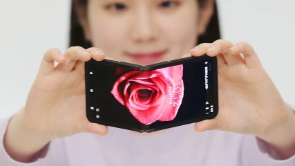 Flex In & Out: Η Samsung έφτιαξε κινητό που διπλώνει και προς τις δύο πλευρές