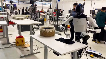 Κάνει πάταγο το βίντεο με το ρομπότ της Tesla να διπλώνει ρούχα σαν κανονικός άνθρωπος!