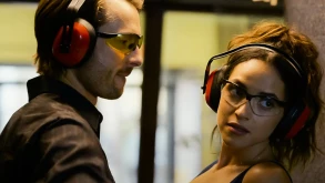 Έναν διαφορετικό “Hit Man“ παίζει ο Glenn Powell στη νέα ταινία του Richard Linklater για το Netflix (ΒΙΝΤΕΟ)