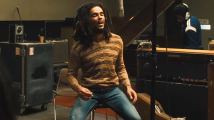 Το νέο βίντεο από την ταινία Bob Marley: One Love είναι γεμάτο με reggae μουσική