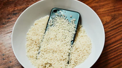 Βρεγμένο κινητό σε ρύζι; Μύθος ή πραγματικά χρήσιμο tip;