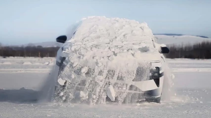 Αυτό το αυτοκίνητο τινάζει το χιόνι από πάνω του σαν σκυλί (ΒΙΝΤΕΟ)