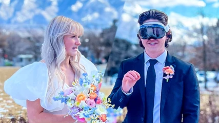 Πήγε να παντρευτεί φορώντας Apple Vision Pro δίπλα στη νύφη!