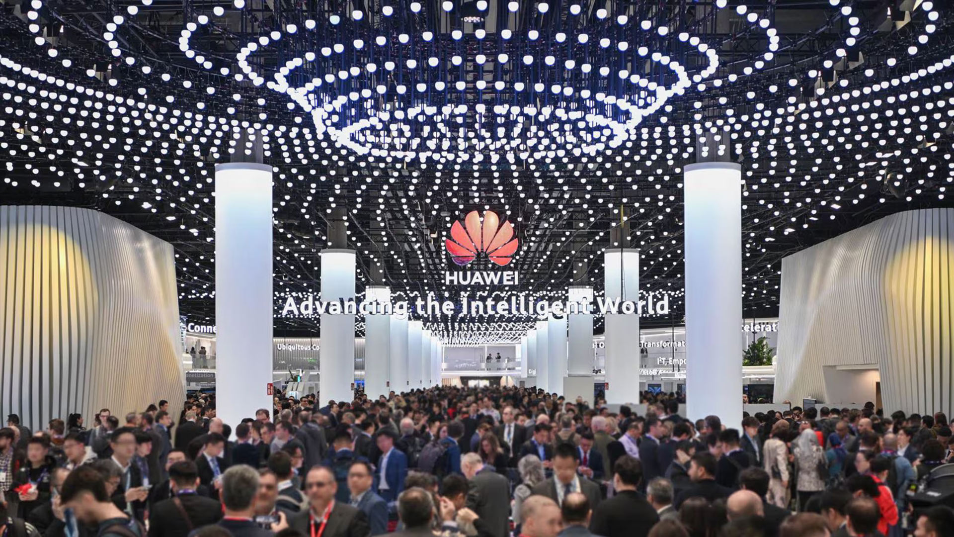 Huawei: Επιβίωσε και τώρα αντεπιτίθεται