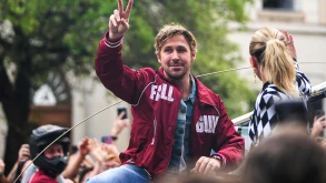 Πάνω σε καρότσα φορτηγού έφτασε ο Ryan Gosling και η Emily Blunt για την πρεμιέρα της νέας τους ταινίας (ΒΙΝΤΕΟ)