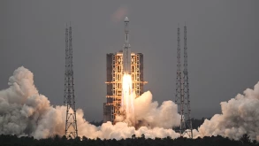 Η Κίνα εκτόξευσε δορυφόρο για την άλλη πλευρά της Σελήνης