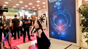 Θεσσαλονίκη: Παραπάτησε και έπεσε με τα μούτρα το ρομπότ Sophia (ΒΙΝΤΕΟ)