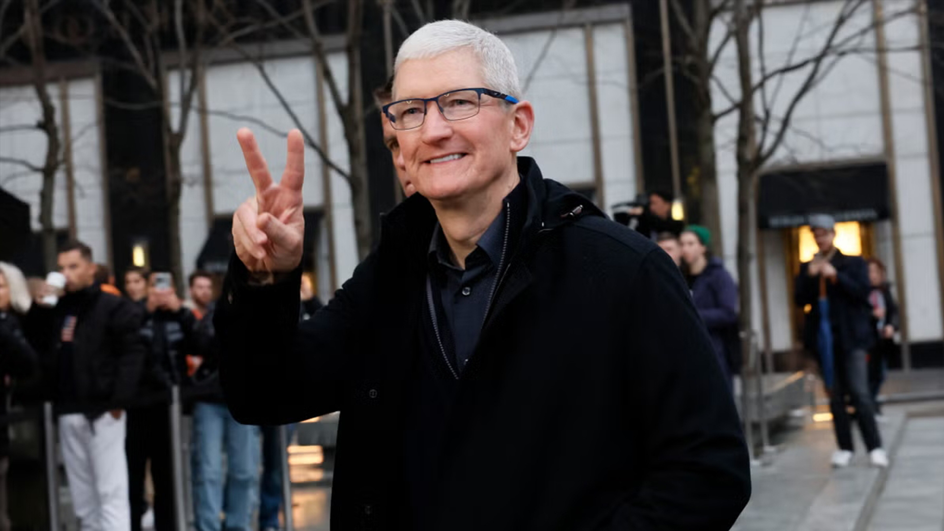 Πτώση πωλήσεων για την Apple - Όλα καλά λέει ο Tim Cook