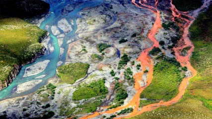 Τα ποτάμια της Αλάσκας έγιναν πορτοκαλί (ΕΙΚΟΝΕΣ+ΒΙΝΤΕΟ)