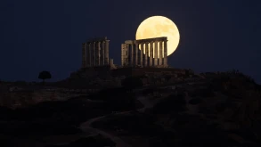 Πανσέληνος της Φράουλας: Το βίντεο από την Ελλάδα που εντυπωσιάζει και οι φωτογραφίες από όλο τον κόσμο