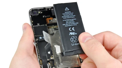 ΦΗΜΗ: Η Apple αλλάζει τις μπαταρίες των iPhone για ένα συγκεκριμένο λόγο