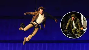 Ολυμπιακοί Αγώνες: Ο Tom Cruise μπήκε “πετώντας” στην τελετή λήξης και έφυγε με μηχανή! (ΒΙΝΤΕΟ)
